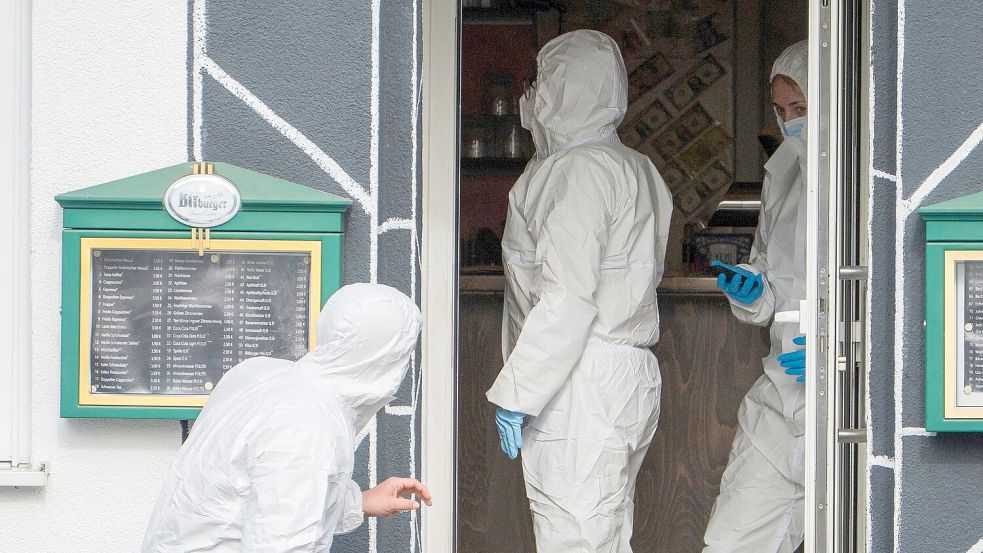 Beamte der Spurensicherung arbeiten in dem Lokal in Raunheim. Foto: Andreas Arnold