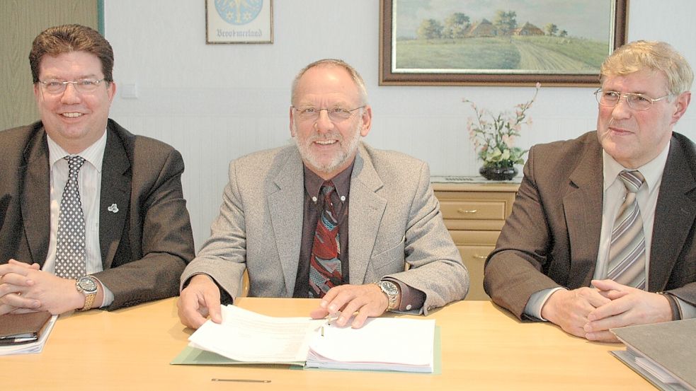 Theo Everts (rechts) und Redolf Ubben (Mitte) bilden den Vorstand der Bürgerenergiegenossenschaft. Brookmerlands Samtgemeindebürgermeister Gerhard Ihmels (links) ist Vorsitzender ihres Aufsichtsrates. Die Aufnahme stammt aus dem Jahr 2012. Foto: Thomas Dirks