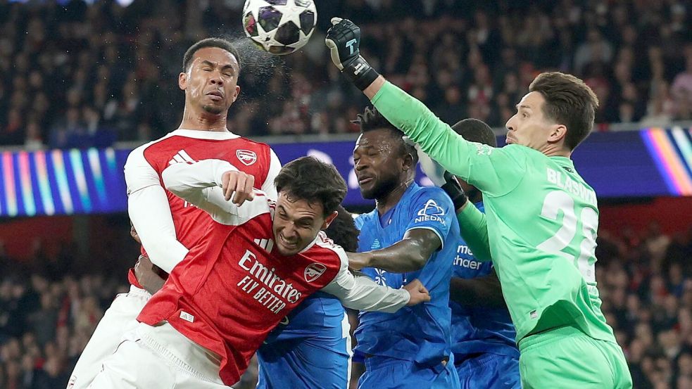 Hielt Bayer lange im Spiel: Torhüter Janis Blaswich (r.) Foto: Ian Walton/AP/dpa