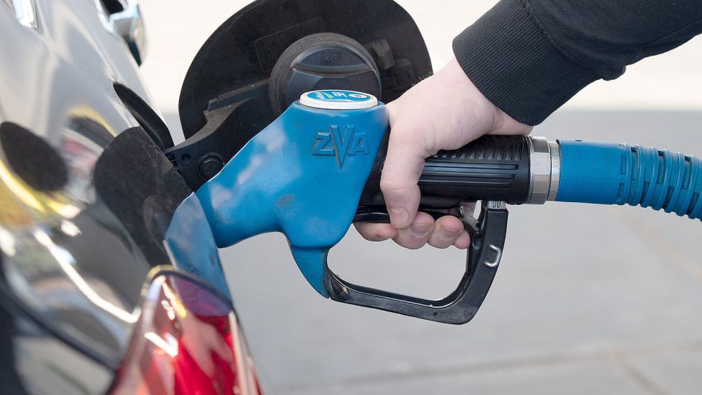 Eine Mehrheit rechnet nicht mit Preissenkungen beim Tanken. (Archivbild) Foto: Harald Tittel