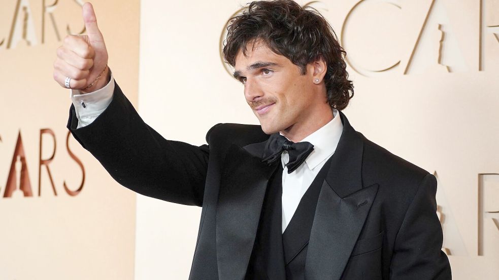Jacob Elordi trug bei der Oscar-Verleihung einen recht dezenten Schnauzer. (Archivbild) Foto: Jordan Strauss/Invision/AP/dpa