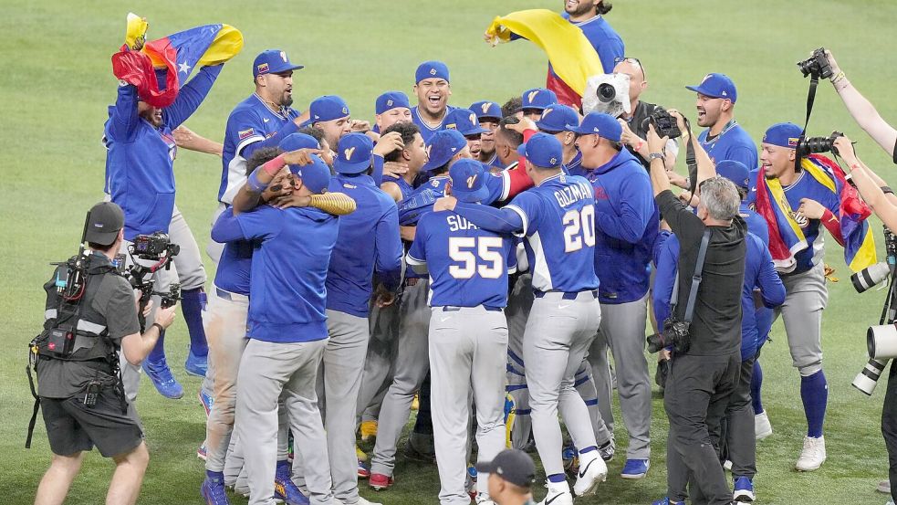 Die Spieler Venezuelas bejubeln den Weltmeistertitel. Foto: Lynne Sladky/AP/dpa