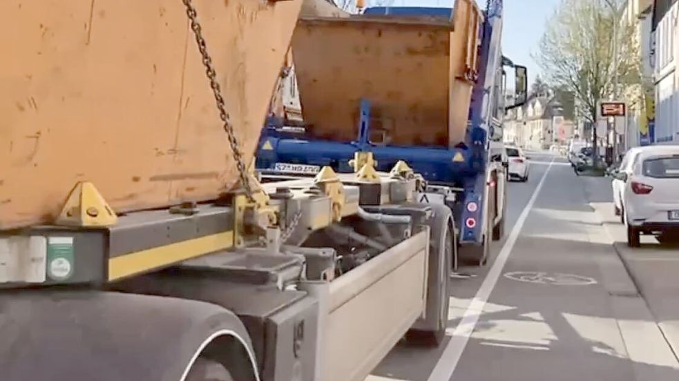 Die Iburger Straße in Osnabrück – eine Straße, die keine Fehler verzeiht: Radfahrer werden zwischen fahrenden und parkenden Fahrzeugen regelrecht in die Mangel genommen. Von beiden Seiten droht Lebensgefahr. Dennoch müssen Radfahrer diese Wege nutzen, auch Kinder, sofern sie zehn Jahre oder älter sind. Foto: Radentscheid Osnabrück