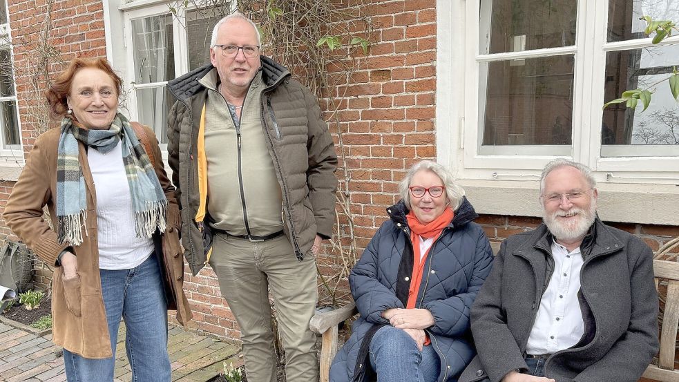 Johanna Fleßner (von links), Heinz Haase, Ingrid Schäfer und Arndt-Dieter Ubben sind vier von vielen, die in der Auricher Gruppe der Emder Pflegegenossenschaft füreinander einstehen wollen. Foto: Karin Böhmer