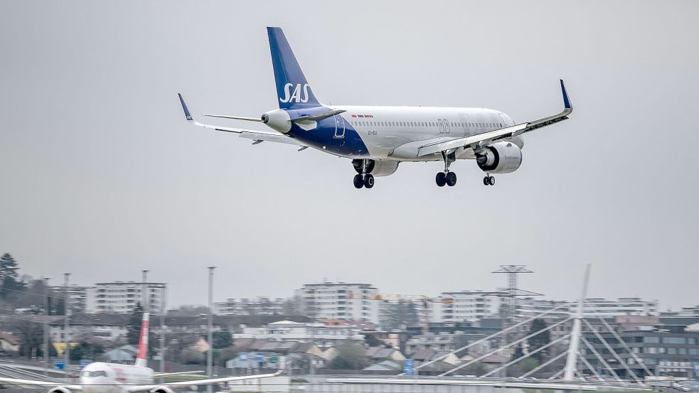 Rund 20 Prozent des weltweiten Handels mit Rohöl und Flüssiggas laufen über die derzeit fast komplett blockierte Straße von Hormus. Eine Fluggesellschaft reagiert prompt. Foto: AFP/FABRICE COFFRINI
