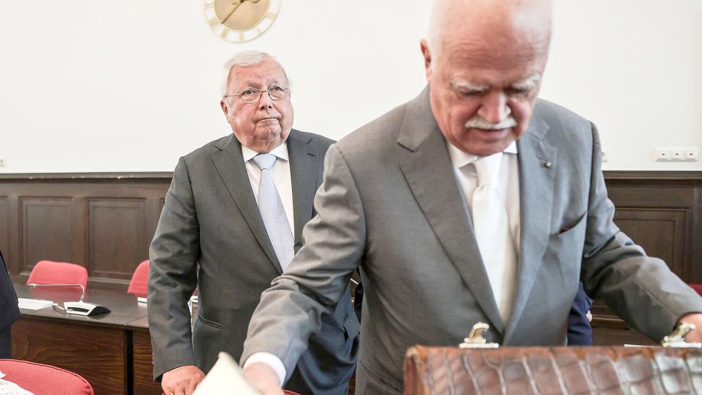 Sein letzter Auftritt im Gerichtssaal: Christian Olearius (links) im Bonner Landgericht im Juni 2024. Im Vordergrund sein Verteidiger, der frühere CSU-Bundestagsabgeordnete Peter Gauweiler. Foto: Oliver Berg
