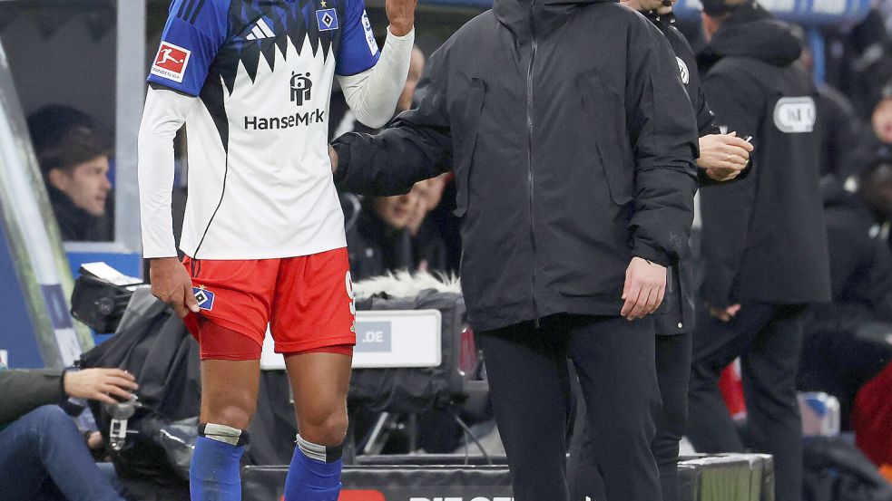 HSV-Stürmer Robert Glatzel hat das Gespräch mit Trainer Merlin Polzin gesucht. Foto: imago/Pressefoto Baumann