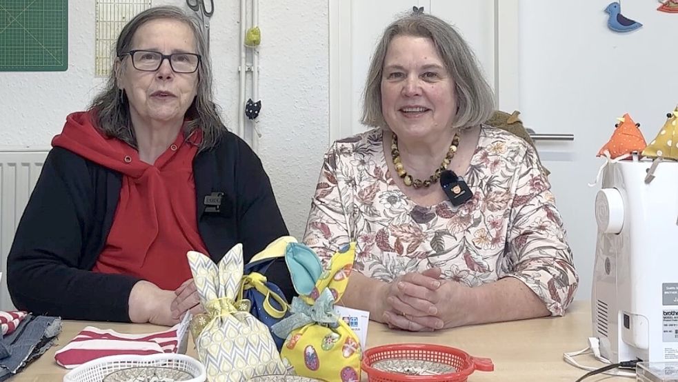 Rosita und Petra mit den ersten Teilen des Osterprojekts. Foto: Romy Jochens