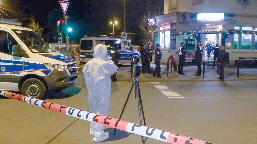 Polizisten und Mitarbeiter der Spurensicherung waren an einem Tatort an der Kornstraße in der Bremer Neustadt beschäftigt. Foto: Sebastian Peters/dpa