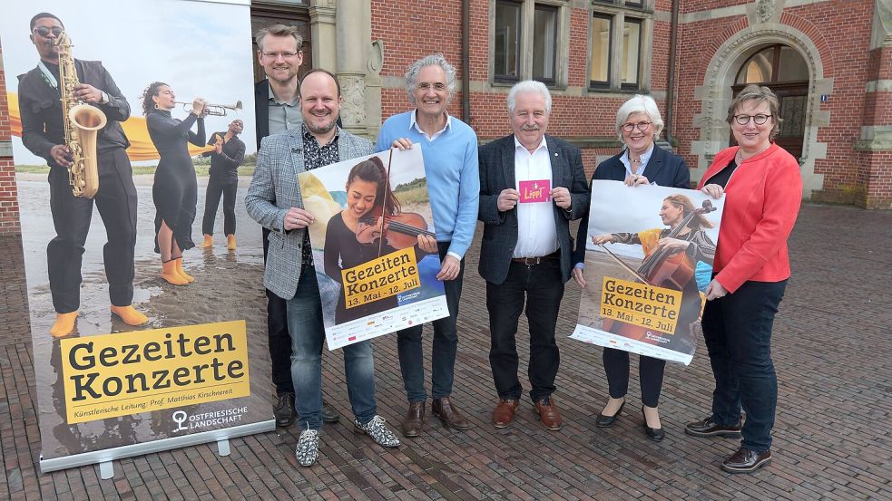 Mit „Begegnungen“ ins Festivaljahr 2026 (von links): Landschaftsdirektor Matthias Stenger, der Organisatorische Leiter Raoul Philip Schmidt, Festivalleiter Matthias Kirschnereit, Landschaftspräsident Rico Mecklenburg, Heide Fritzsche vom Freundeskreis der Gezeitenkonzerte und Signe Foetzki von der Brandkasse als einer der Festivalsponsoren. Foto: Werner Jürgens