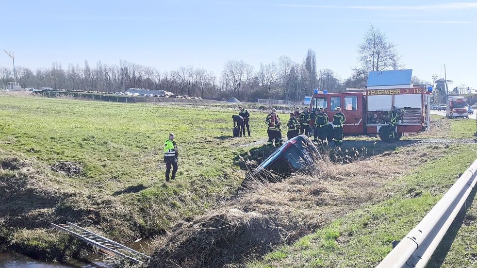 Unweit der Kreuzung am nördlichen Ortseingang von Marienhafe kam der Hyundai von der B 72 ab. Foto: Feuerwehr, Cassens