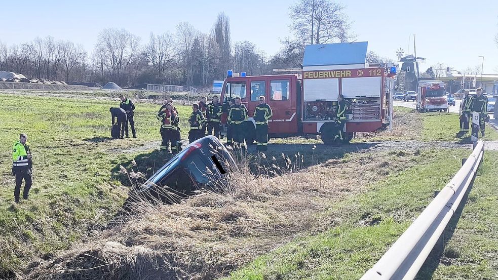 Unweit der Kreuzung am nördlichen Ortseingang von Marienhafe kam der Hyundai von der B 72 ab. Foto: Feuerwehr, Cassens