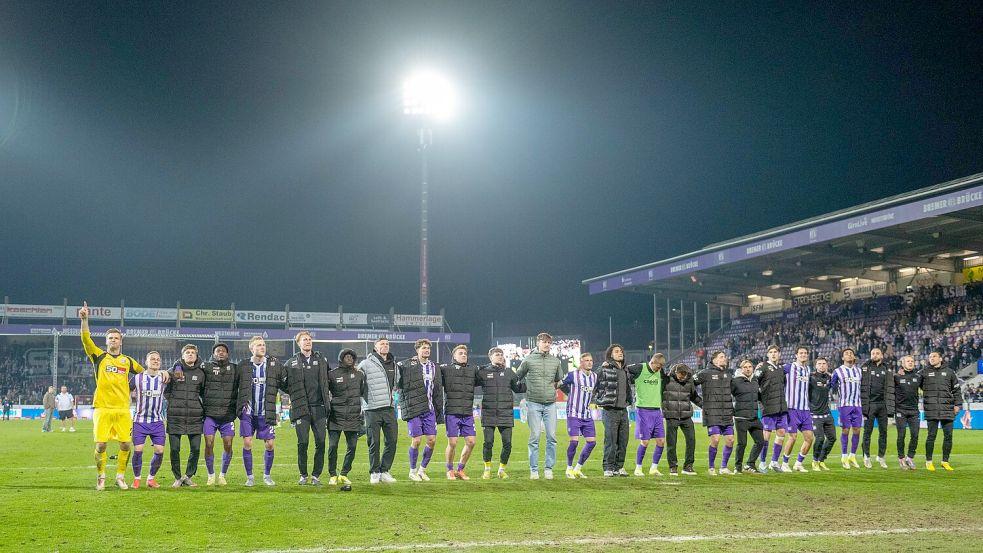 Die Mannschaft des VfL Osnabrück: Ein eingeschworener Haufen, der auch in der kommenden Saison weitestgehend zusammenbleiben könnte. Foto: Michael Titgemeyer