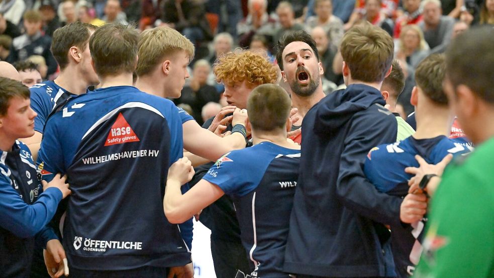 Derby-Alarm in Aurich: Nach dem Spiel gegen den Wilhelmshavener HV gerieten beide Teams in der Sparkassen-Arena aneinander. Die Gemüter beruhigten sich aber schnell. Gegen Varel soll es einen anderen Verlauf geben. Foto: Jens Doden (Blomberg)