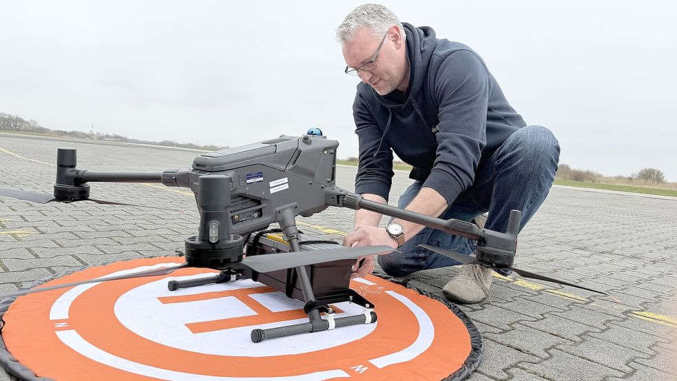 In Norddeich wird die Drohne am Dienstag, 17. März, für den ersten Testflug nach Juist vorbereitet. Foto: Frisia-Luftverkehr GmbH Norddeich