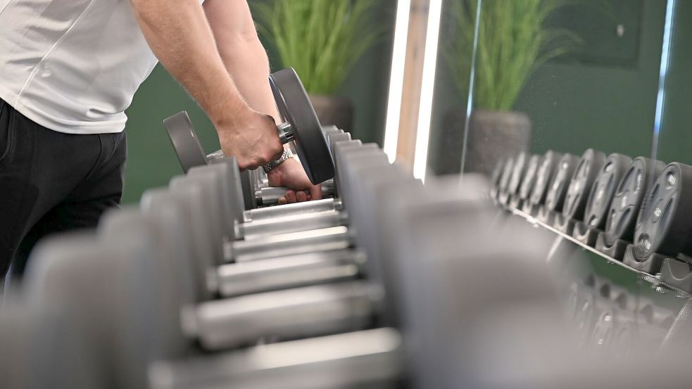 Ran an die Hanteln: Deutschlands Fitnessstudios haben immer mehr Mitglieder - aber kommen die auch immer? (Archivbild) Foto: Wolf von Dewitz/dpa