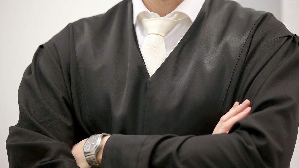 Ein Mann, der sich als Rechtsanwalt ausgegeben haben soll, beschäftigt die Auricher Justiz. Foto: Oliver Berg/DPA