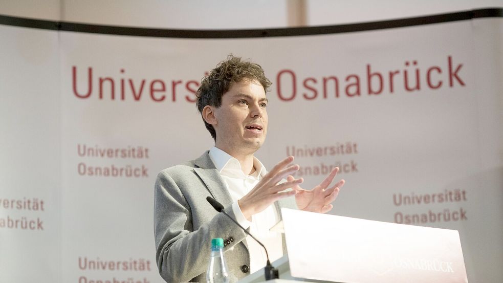 Große Ehre für Rainer Mühlhoff: Der Osnabrücker Universitätsprofessor wird für sein Buch über die Gefahren der KI ausgezeichnet. Unser Bild zeigt ihn beim Osnabrücker Wissensforum 2021 in der Schlossaula. Foto: Michael Gründel