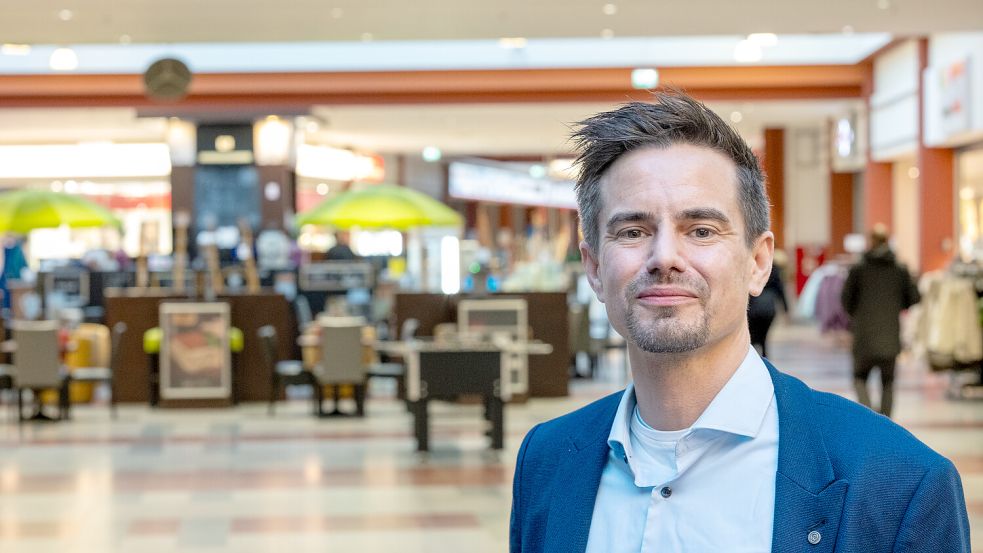 Seit Herbst 2025 ist David Bartels neuer Standort- und Centermanager des Emder Dollart-Centers (DOC). Foto: Klaus Ortgies/Archiv