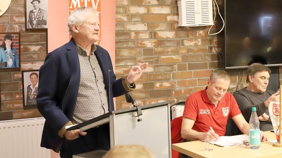 Etwa eine Stunde lang führte der Vorsitzende des MTV Aurich, Wilfried Theessen (links) durch die Jahreshauptversammlung im Auricher Schützenhaus. Vorstandskollege Andreas Epple (Mitte) führte Protokoll. Finanzchef Hinrich Ernst (rechts) blickte auf seine Unterlagen. Foto: Wilfried Gronewold