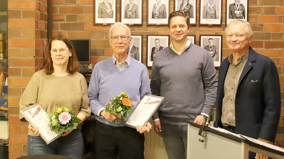 Für 40 Jahre Mitgliedschaft wurden Monika Post (von links) und Werner Klattenberg von Johannes Voigt und Wilfried Theessen ausgezeichnet. Foto: Wilfried Gronewold