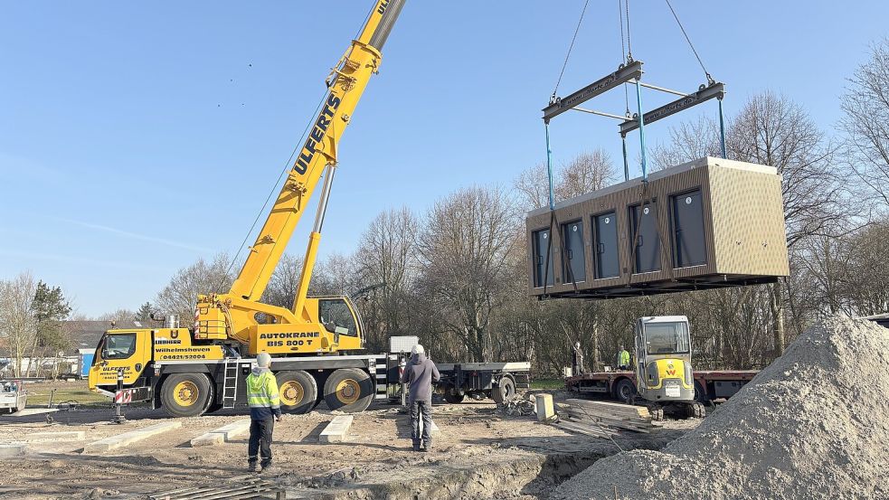 Ein Kran hob das Modul vom Anhänger eines Tiefladers und setzte es auf die Betonfundamente. Foto: Karin Böhmer