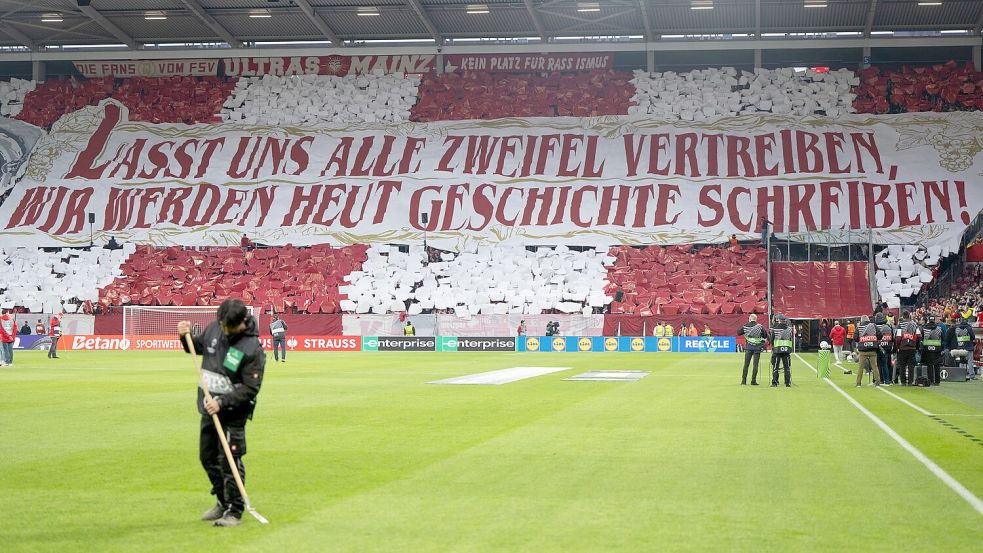 Die Mainzer Fans gaben ihr Motto für die Partie vor. Foto: Torsten Silz