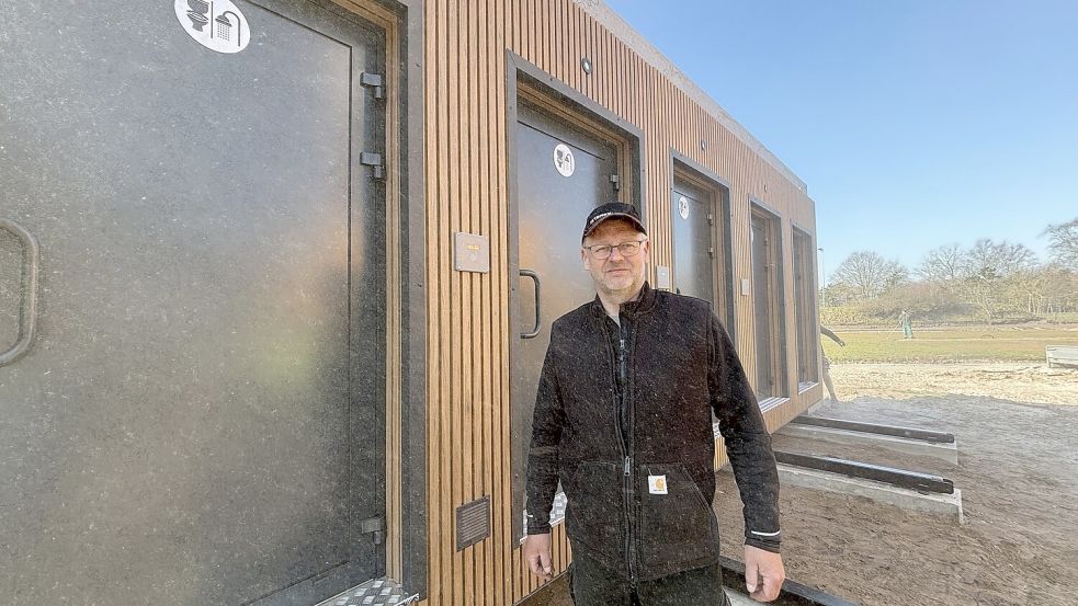 Joachim Janssen vor dem frisch gelieferten Sanitärmodul. Er und sein Sohn betreiben den Wohnmobilpark ab Mai. Foto: Karin Böhmer