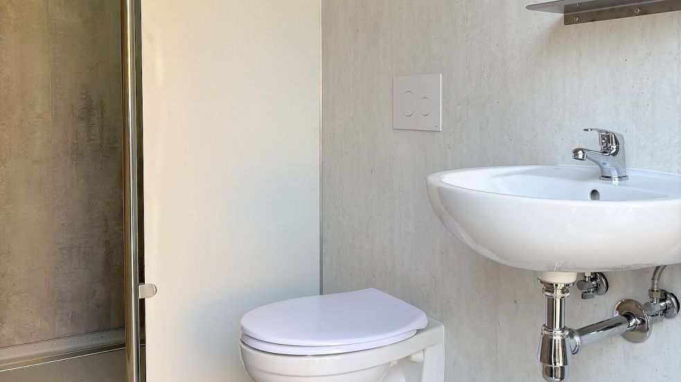 Die Nutzer des Sanitärmoduls finden einen kleinen Raum mit Waschbecken, Toilette und Dusche vor - und sogar einem kleinen Fenster. Foto: Karin Böhmer