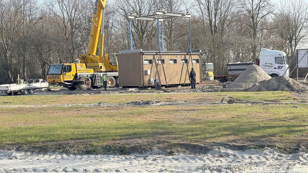 Das Sanitärmodul befindet sich gleich an der Zufahrt. Auf dem Platz sind bereits die Grünflächen für die Stellplätze zu erkennen. Foto: Karin Böhmer