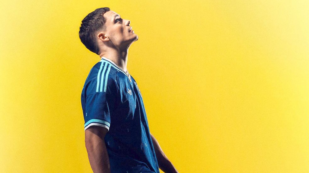 Florian Wirtz findet das neue Auswärtstrikot „ungewöhnlich“. Foto: adidas