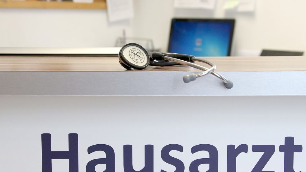 Die Hausärzte wollen, dass die Krankenkassen den Rotstift bei sich selbst ansetzen. (Archivbild) Foto: Stephan Jansen/dpa