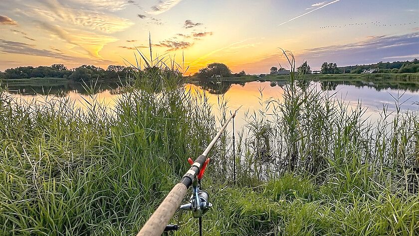 Ein Angelplatz an einem See. Foto: Holger Janssen