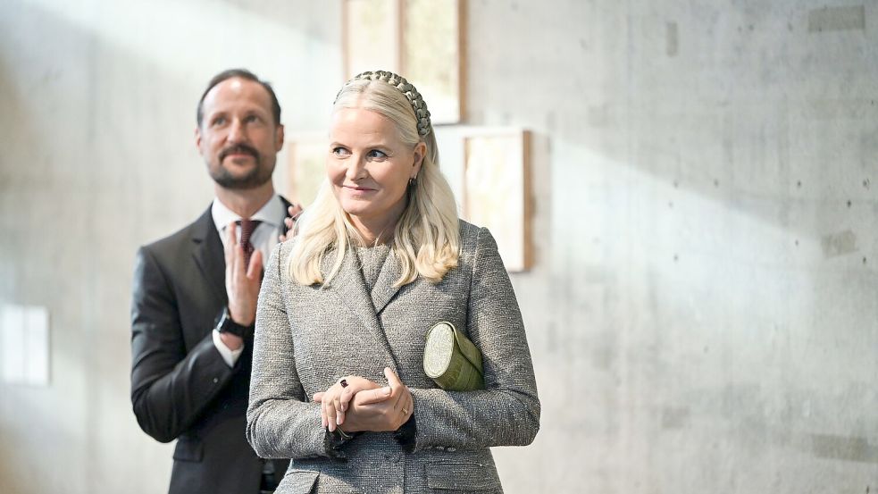 In einem gemeinsamen Fernsehinterview brechen Kronprinzessin Mette-Marit (r) und Kronprinz Haakon (l) ihr Schweigen. Foto: Jens Kalaene