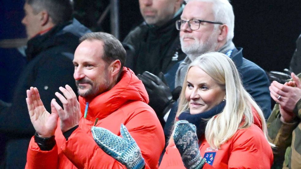 Er wusste von der Freundschaft seiner Frau zu Epstein: Kronprinz Haakon (l). Foto: Hendrik Schmidt/dpa