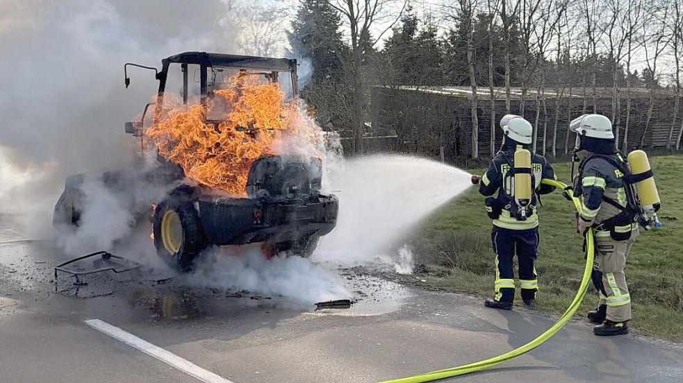Ein Feuerwehrtrupp ging unter Atemschutz vor, um den Radlader abzulöschen. Foto: Feuerwehr Ihlow