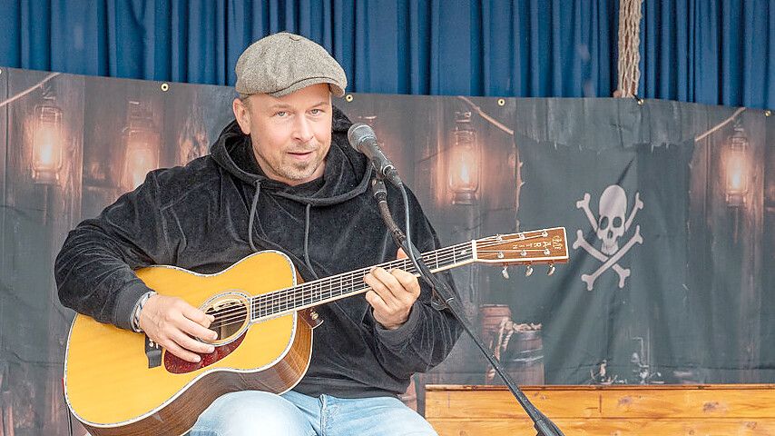 Oliver Jüchems ist für ein Konzert am Großen Meer zu Gast. Foto: Folkert Bents