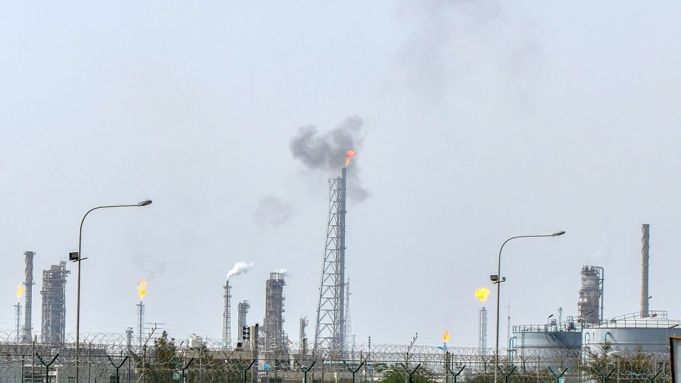 Teile der Mina Al-Ahmadi Ölraffinerie in Kuweit sind nach Drohnenangriffen abgeschaltet worden. Foto: Uncredited/AP/dpa