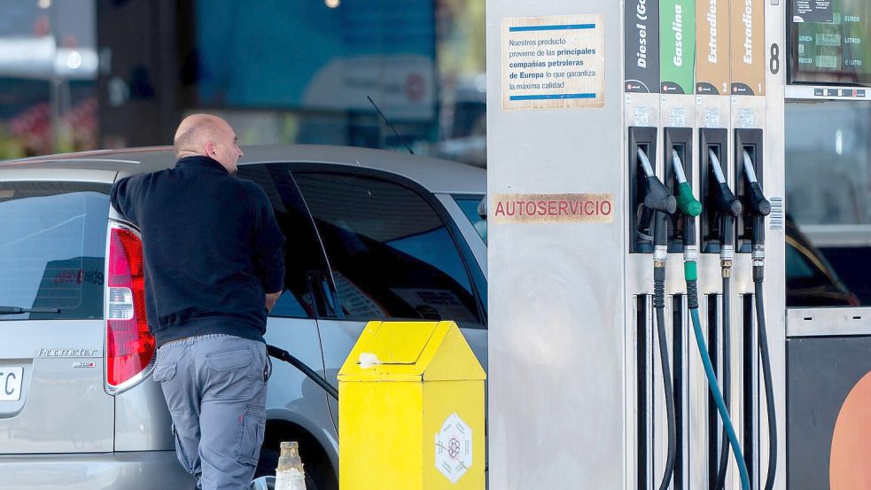 Spaniens Regierung will den Anstieg der Benzin- und Dieselpreise an den Zapfsäulen durch eine Senkung der Mehrwertsteuer bremsen. (Archivbild) Foto: Alberto Ortega/EUROPA PRESS/dpa
