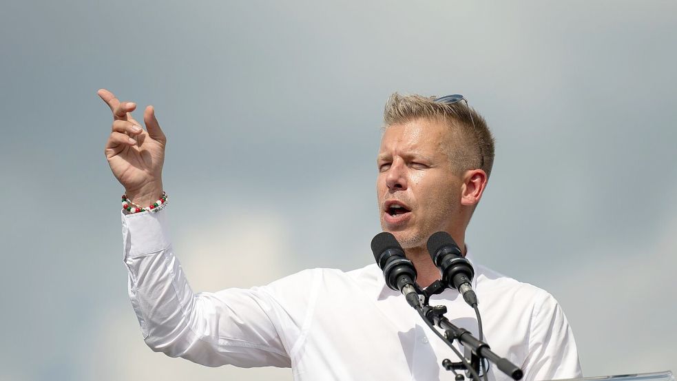 Auf diesen Mann setzen viele Gegner von Orban in Brüssel: Peter Magyar ist der wichtigste Herausforderer bei der Parlamentswahl am 12. April. (Archivbild) Foto: Denes Erdos/AP/dpa