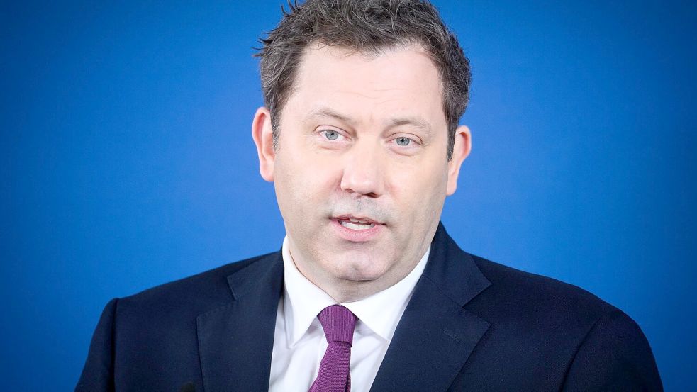 Pendlerpauschale rauf? Lars Klingbeil will dafür Geld bei den Ölkonzernen abschöpfen. Foto: Bernd von Jutrczenka/dpa