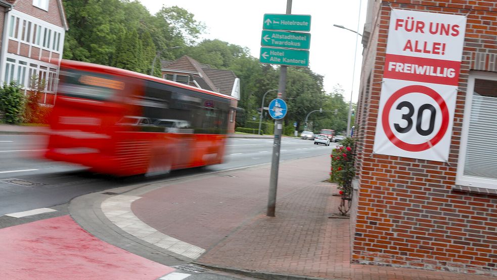 Seit dem tödlichen Schulwegunfall im Mai 2025 ist die Debatte um die Schulwegsicherheit vor Auricher Schulen, speziell vor dem Gymnasium Ulricianum, neu entflammt. Im Sommer hatte der Stadtrat die Einrichtung einer Tempo-30-Zone beschlossen, der Landkreis erklärte diesen Beschluss nun für rechtswidrig. Foto: Archiv/Romuald Banik