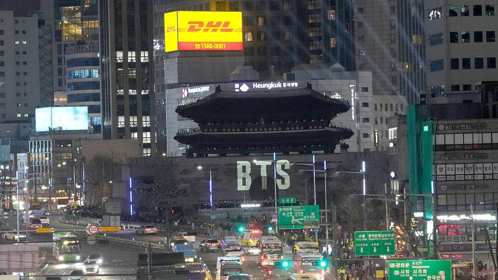 Das Zentrum Seouls verwandelt sich in eine riesige Outdoor-Bühne. Foto: Ahn Young-joon/AP/dpa