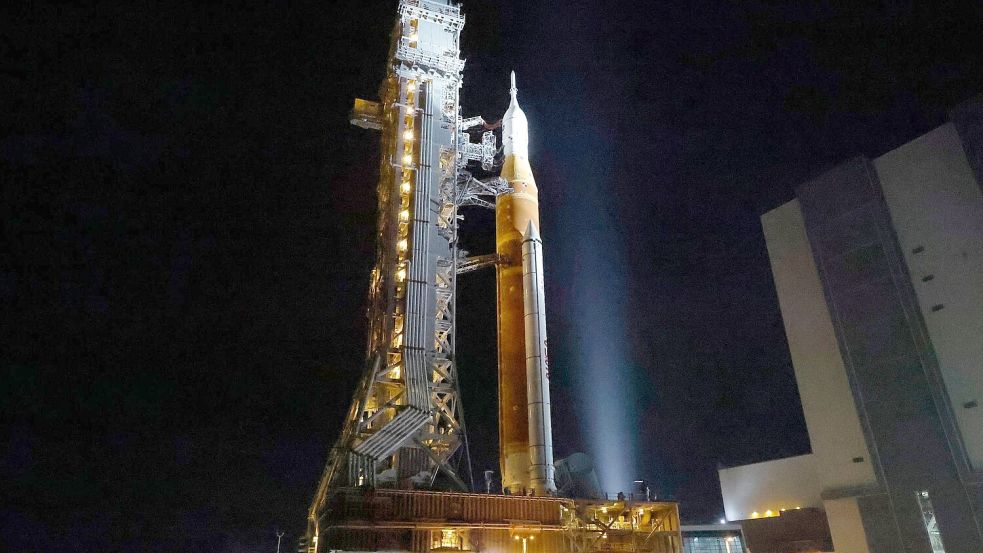 Das Raketensystem für die bemannte Mondmission „Artemis 2“ ist zurück auf dem Startplatz. Foto: Terry Renna/FR60642 AP/AP/dpa