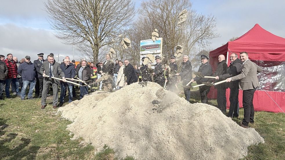 Mit dem offiziellen Spatenstich wurde am Freitagvormittag der erste Handgriff für den Neubau eines Feuerwehrhauses in Ochtelbur getan. Foto: Imke Cirksena