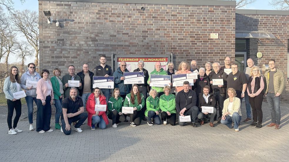 Der Hospizverein, die Dorfgemeinschaft Popens, der TuS Weene und der Boßelverein Free-Bahn Neu-Wallinghausen durften sich über Spenden in Höhe von insgesamt 8000 Euro freuen. Weitere 2000 Euro gingen an den KBV „Gute Hoffnung“ Tannenhausen, die Spöldeel Wallinghausen, den CVJM Aurich, die BRSG Aurich, die Dorfgemeinschaft Kirchdorf, die DLRG Aurich, Herzkinder Ostfriesland, den Förderverein der Freiwilligen Feuerwehr Sandhorst, die Dorfgemeinschaft Walle, Leukin, die Kindertrauerarbeit im Auricher Hospiz sowie den Kinderschutzbund. Foto: Jurij Babanin