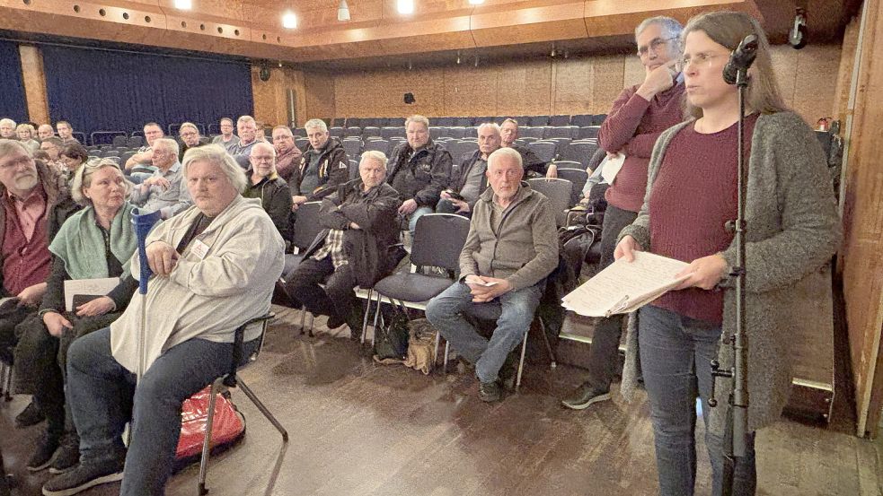 Die Vorsitzende der jüngst gegründeten Bürgerinitiative gegen den Bahn-Ausbau, Anja Stresow, stellte dem Landrat Fragen. Foto: Aiko Recke