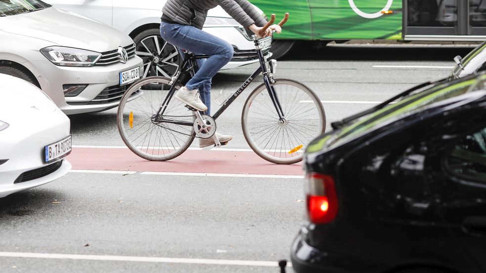 Es ist manchmal eng auf Osnabrücks Straßen. Der Mobilitätsfahrplan will das Mit- und Nebeneinander von Radlern, Autofahrern, Buskunden und Fußgängern neu regeln. Das Foto entstand 2025 auf dem Wallring am Heger Tor. Foto: Michael Gründel