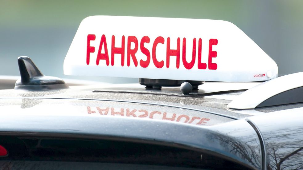 Eltern als Fahrlehrer und Theoriestunden nur noch online? Die von Bundesverkehrsminister Patrick Schnieder geplante Reform der Fahrausbildung plant Änderungen wie diese, um die Kosten für den Führerschein zu senken. Foto: dpa/Swen Pförtner