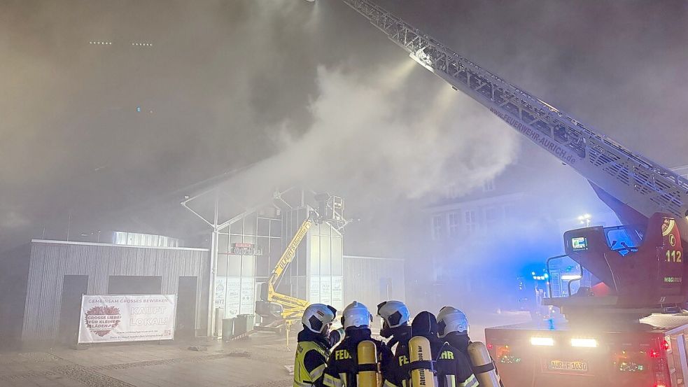 Ein Kabelbrand in der Zwischendecke rief im September die Auricher Feuerwehr auf den Plan. Mit den Folgen des Feuer kämpft das Café heute immer noch. Foto: Archiv/Feuerwehr Aurich